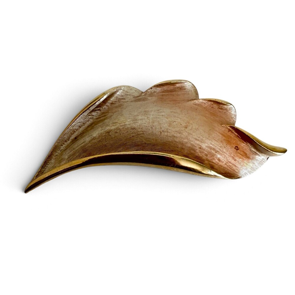 Vintage 1960s Brushed Gold Tone Curved Leaf Feather Brooch Pin S